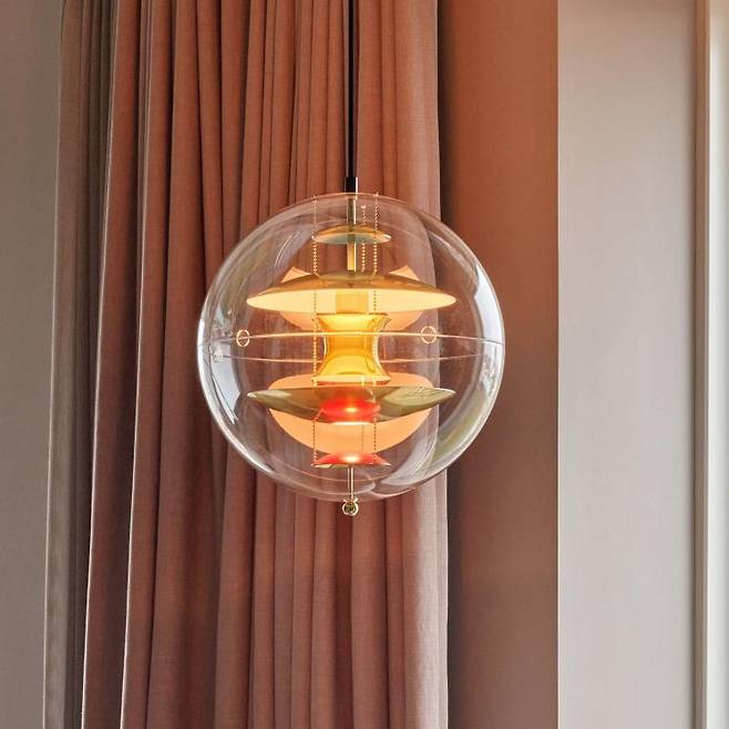 글로브는 밋밋한 공간이라도 현대적이고 세련된 느낌으로 바꿔준다.