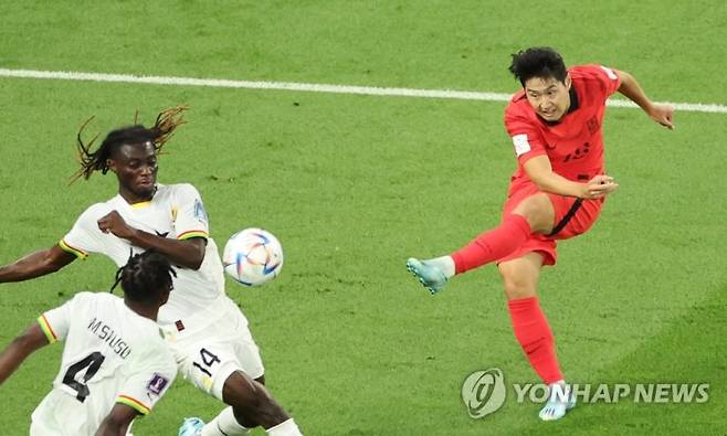 28일(현지시간) 카타르 알라이얀의 에듀케이션 시티 스타디움에서 열린 2022 카타르 월드컵 조별리그 H조 2차전 대한민국과 가나의 경기. 한국 이강인이 슛을 날리고 있다.