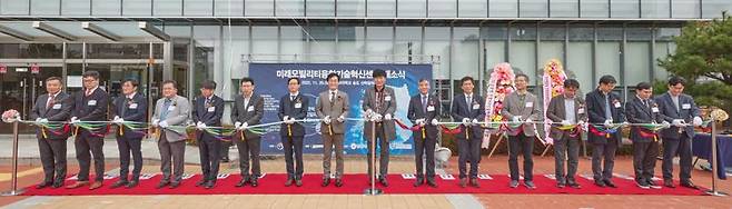 인하대는 29일 송도국제도시 항공우주융합캠퍼스에서 미래 모빌리티 융합기술 혁신센터 개소식을 개최했다.