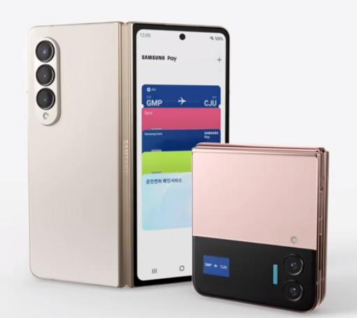 갤럭시Z플립4(오른쪽)와 갤럭시Z폴드4. 삼성전자 유튜브