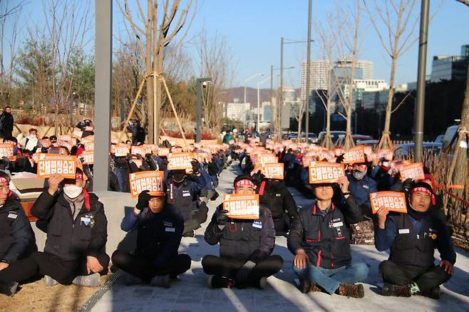 현대중공업그룹 내 조선3사 (현대중공업, 현대미포조선, 현대삼호중공업) 노조가 경기도 판교에 위치한 글로벌 R&D센터(GRC) 앞에서 공동 결의대회를 진행하고 있다. 현대중공업 노조 제공