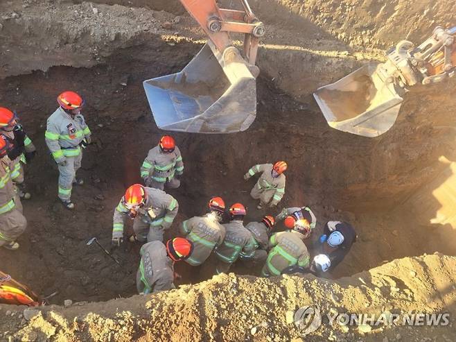 30일 오후 경기도 화성시 비봉면의 한 문화재 발굴 현장에서 매몰사고가 발생, 작업자 2명이 사망했다.