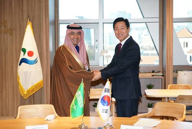 오세훈 서울시장(왼쪽)과 알 호가일 사우디아라비아 자치행정주택부장관이 30일 서울시청에서 면담을 갖고 기념촬영을 하고 있다. / 사진=서울시 제공