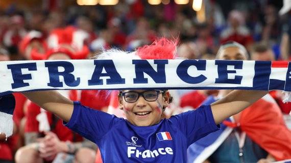 프랑스 응원하는 어린이 축구팬 (도하=연합뉴스) 김도훈 기자 = 26일(현지시간) 카타르 도하 스타디움 974에서 열린 2022 카타르 월드컵 조별리그 D조 프랑스와 덴마크 경기. 한 어린이가 프랑스를 응원하고 있다. 2022.11.27 superdoo82@yna.co.kr (끝)