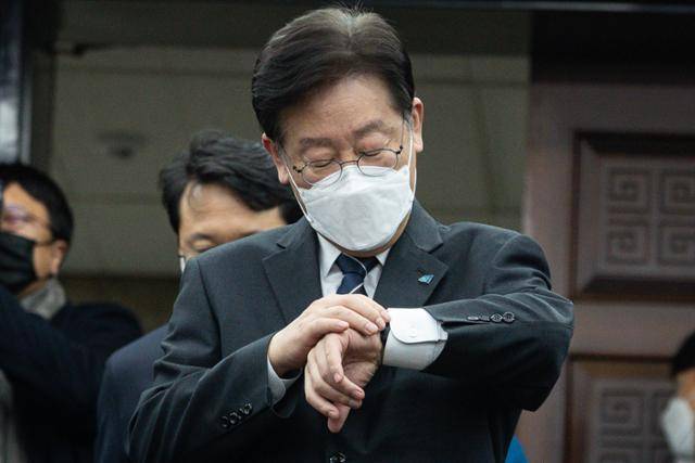 이재명 더불어민주당 대표가 29일 서울 여의도 국회에서 열린 의원총회에 참석하며 손목시계를 바라보고 있다. 민주당은 이날 의총에서 이태원 참사와 관련 이상민 행정안전부 장관에 대한 해임건의안을 당론으로 채택할 것이라고 밝혔다. 뉴스1