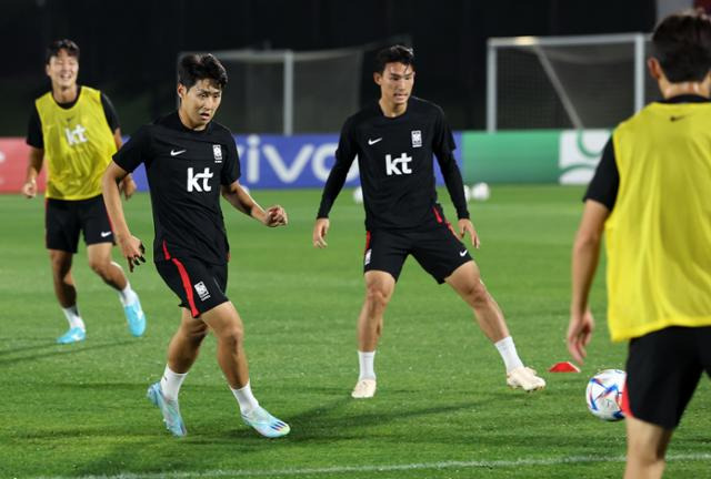 대한민국 축구대표팀 이강인 등 선수들이 29일(현지시간) 오후 카타르 도하 알에글라 트레이닝센터에서 훈련을 하고 있다. 도하=뉴시스