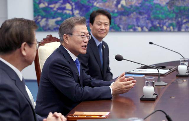 2018년 4월 27일 당시 문재인 대통령이 경기 파주시 판문점 평화의 집에서 열린 2018남북정상회담에서 발언하고 있다. 왼쪽부터 서훈 국가정보원장, 문 대통령, 임종석 대통령 비서실장. 판문점=연합뉴스