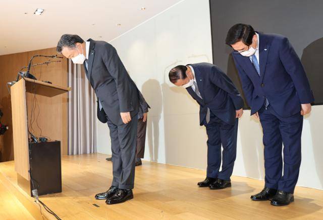 허영인 SPC그룹 회장이 지난달 21일 서울 서초구 양재동 SPC 본사에서 평택 SPC 계열사 SPL의 제빵공장 사망 사고 관련 대국민 사과를 하고 있다. 연합뉴스