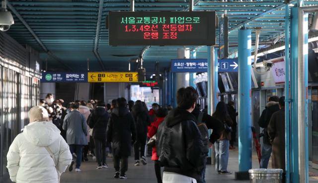 서울교통공사 노조가 파업에 들어간 30일 구로구 신도림역 전광판에 파업으로 인한 지연 운행이 안내되고 있다. 뉴시스