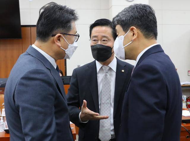 이태규(가운데) 국회 교육위원회 국민의힘 간사가 28일 서울 여의도 국회에서 열린 교육위 전체회의를 마친 뒤 이주호(오른쪽) 부총리 겸 교육부 장관, 장상윤 교육부 차관과 대화를 나누고 있다. 뉴시스