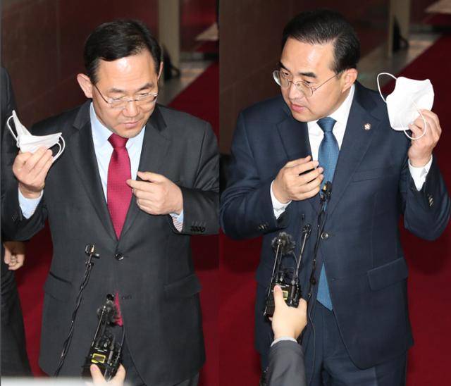 주호영(왼쪽) 국민의힘 원내대표와 박홍근 민주당 원내대표가 30일 국회에서 김진표 국회의장 주재로 열린 비공개 원내대표 회동을 마치고 나와 취재진의 질문을 받고 있다. 오대근 기자