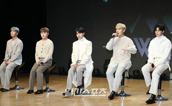 그룹 위앤유(WeNU) 박찬효, 정이든, 한선우, 윤희찬, 지성환(왼쪽부터)이 30일 오후 서울 강남구 일지아트홀에서 진행된 위앤유 첫 데뷔 앨범 '하루하루' 발매 기념 쇼케이스에 참석해 취재진의 질문에 답하고 있다. 타이틀 곡 하루하루'는 연인을 그리워하는 주인공의 시점을 담은 곡으로 오늘(30일) 낮 12시 각종 온라인 음원사이트를 통해 감상할 수 있다. 서병수 기자 qudtn@edaily.co.kr /2022.11.30.
