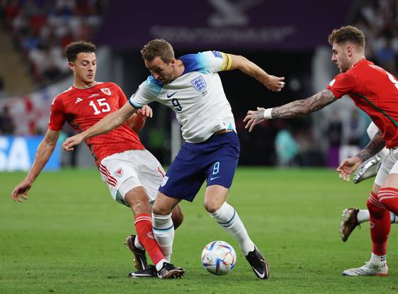30일 카타르 알라이얀의 아흐마드 빈 알리 스타디움에서 열린 2022 카타르 월드컵 조별리그 B조 3차전 웨일스와 잉글랜드의 경기. 잉글랜드 해리 케인(9번)이 웨일스 선수들과 공을 다투고 있다. 연합뉴스