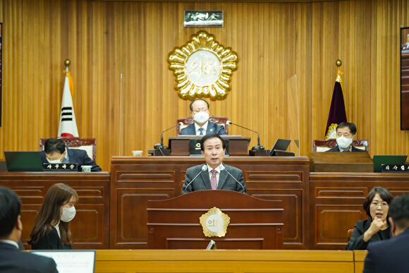 박홍률 목포시장이 30일 목포시의회에서 2023년도 예산안 제출에 따른 시정연설을 하고 있다. [사진=목포시]