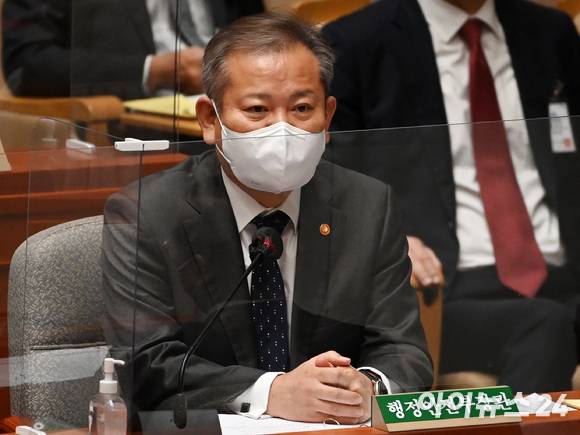 이상민 행정안전부 장관이 지난 15일 오전 서울 여의도 국회에서 열린 예산결산특별위원회 전체회의에서 의원 질의에 답하고 있다. [사진=김성진 기자]