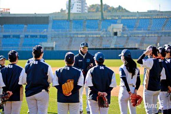 공필성 NC 다이노스 퓨처스(2군)팀 감독이 구단 재능기부활동 중 하나로 실시된 여자야구단 창미야 선수들에게 훈련 내용을 설명하고 있다. [사진=NC 다이노스]