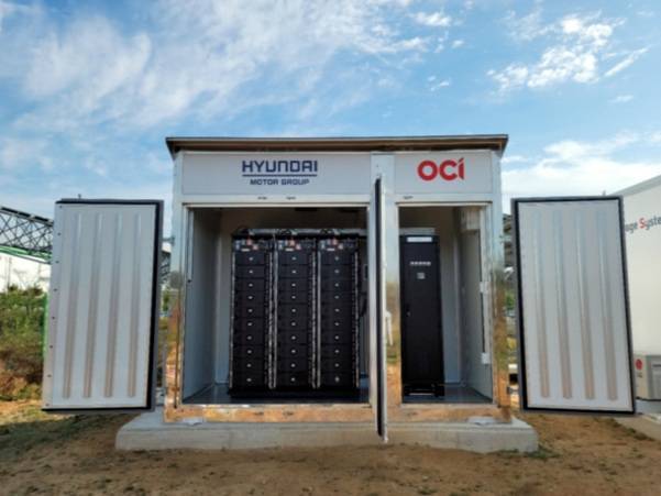 현대차그룹과 OCI가 폐배터리를 재사용해 공주 태양광발전소에 설치한 ESS 큐브. 출처=OCI