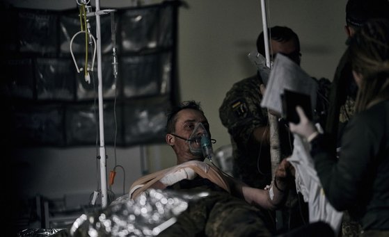 지난 9일(현지시간) 우크라이나 도네츠크주 바흐무트의 한 병원에서 부상을 당한 한 우크라이나 군인이 응급 처치를 받고 있다. AP=뉴시스