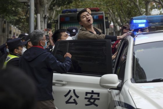 중국 상하이에서 지난 27일 공안들이 시위 참가자를 체포하고 있다. 주요 대도시에서 시위가 벌어진 뒤에도 중국 당국은 여전히 ‘제로 코로나’ 정책을 유지하겠다는 입장이다. [AP]