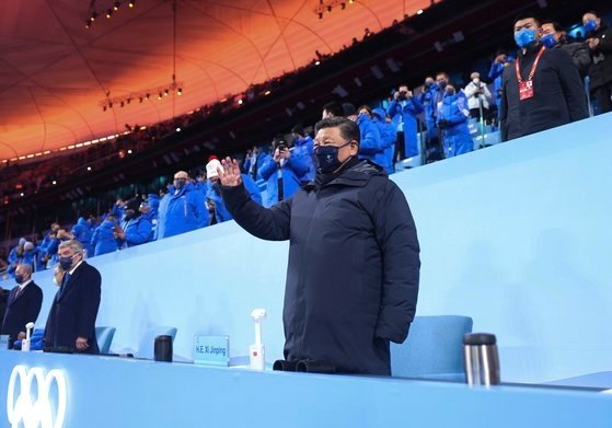 2022 베이징 겨울올림픽 개회식에서 손을 흔들고 있는 시진핑 중국 국가주석. [AP=연합뉴스]