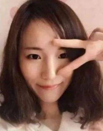 2016년 일본과 중국 언론을 떠들썩하게 만들었던 재일 중국 유학생 살인사건의 증인이자 생존자인 류신(劉鑫). 친구 장거(江歌)를 문 앞에서 죽게 내버려두고 그 어머니에게 폭언과 2차 가해를 가했다는 이유로 중국에서 패륜녀라 낙인 찍혔다. [웨이보 캡처]