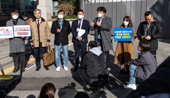 한동훈 법무부 장관을 스토킹한 혐의로 고소된 '시민언론 더탐사' 소속 기자와 PD 등 관계자들이 지난 4일 오후 서울 강남구 수서경찰서에 피의자 조사를 받기 위해 출두하기 전 기자회견을 하고 있다. 연합뉴스