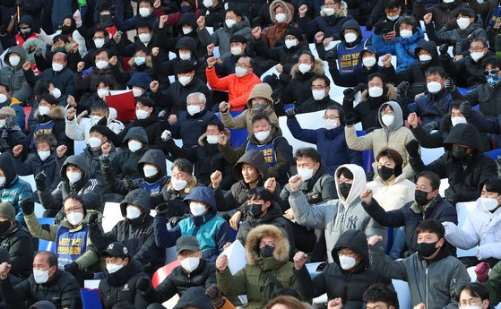 30일 오후 서울 종로구 세종문화회관 앞에서 열린 전국민주노동조합 공공운수노조 서울시 유관사업장 2차 공동파업대회에서 조합원들이 퍼포먼스에 앞서 구호를 외치고 있다. 뉴시스