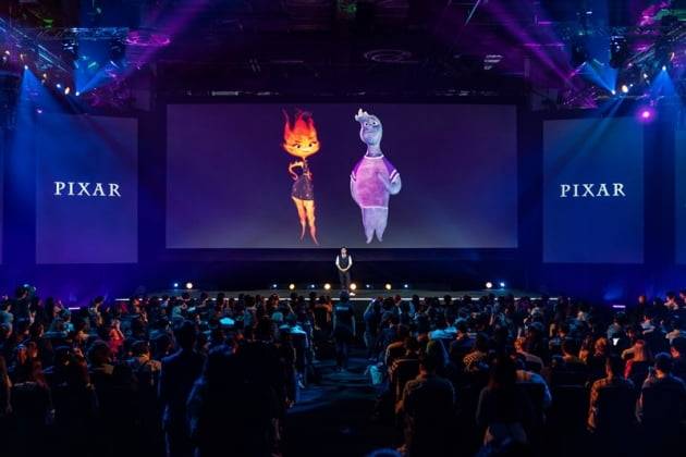 신작 '엘리멘탈'을 소개하고 있는 피터 손 감독