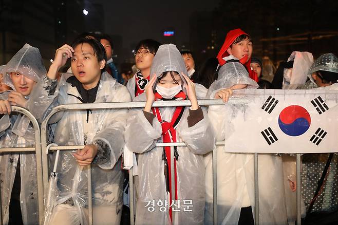 붉은악마와 시민들이 28일 오후 서울 광화문광장에서 2022 카타르 월드컵 대한민국과 가나의 경기를 응원하다 패색이 짙어지자 아쉬워하고 있다. 한수빈 기자