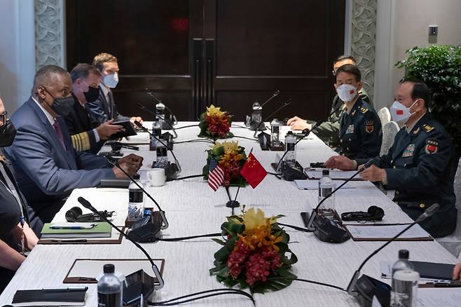 로이드 오스틴 미국 국방장관과 웨이펭허 중국 국방부장이 지난 6월10일 싱사포르에서 열린 아시아안보회의(샹그릴라 대화)에서 회담을 갖고 있다. /미국 국방부 제공
