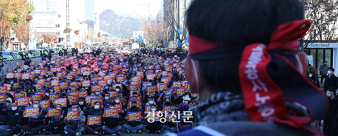 서울교통공사 노동조합원 5000여명이 30일 서울 중구 세종대로에서 총파업 출정식을 열고 있다. |김창길기자