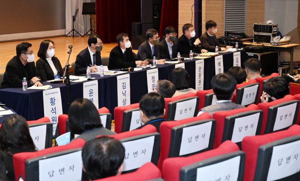 30일 부산 기장군 고리스포츠문화센터에서 열린 ‘고리2호기 계속운전 관련 방사성환경영향평가서 주민공청회’에 참석한 전문가가 주민이 제기한 질문에 답하고 있다. 여주연 기자