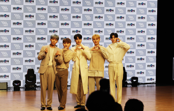 Boy band WeNU poses during a showcase event for its EP "Haru Haru" on Wednesday at the Ilji Art Hall in southern Seoul. The band debuted the same day. [IRION ENTERTAINMENT]