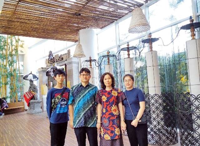 인도네시아에서 복음을 전하고 있는 김덕수(왼쪽 두 번째) 선교사와 가족들.  아펜젤러 선교대상 위원회 제공