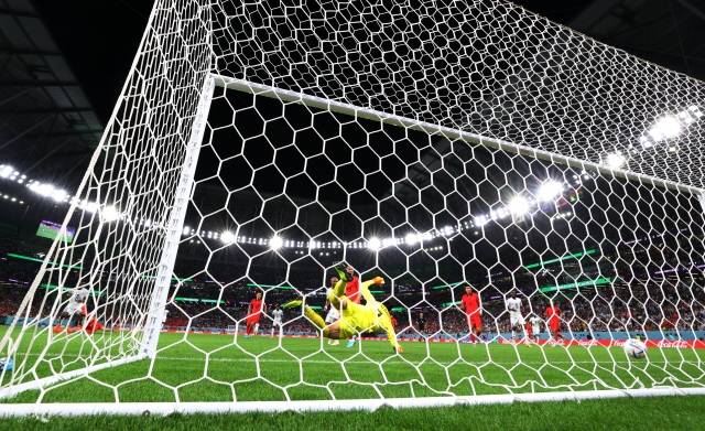 지난 28일 오후 카타르 알라이얀의 에듀케이션 시티 스타디움에서 열린 2022 카타르 월드컵 조별리그 H조 2차전 대한민국과 가나의 경기. 한국 골키퍼 김승규가 가나 쿠두스에게 후반 결승골을 허용하고 있다. 연합뉴스