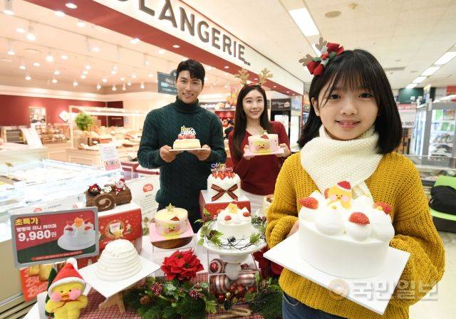 30일 서울 이마트 용산점에서 모델들이 크리스마스 케이크를 선보이고 있다.