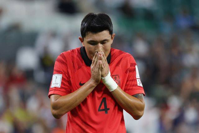 24일(현지시간) 카타르 알라이얀 에듀케이션 시티 스타디움에서 열린 2022 카타르 월드컵 H조 1차전 대한민국과 우루과이의 경기에서 김민재가 몸 상태를 체크한 후 어두운 표정을 짓고 있다. 뉴시스