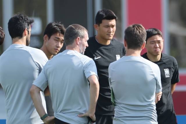 2022 카타르 월드컵 가나전을 하루 앞둔 지난 27일(현지시간) 김민재가 카타르 도하 알에글라 훈련장에서 파울루 벤투 감독의 지시를 듣고 있다. 연합뉴스