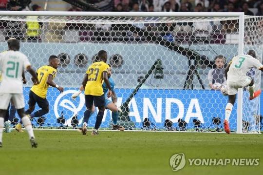 세네갈 쿨리발리가 30일(한국시간) 카타르 알라이얀의 칼리파 인터내셔널 스타디움에서 열린 2022 국제축구연맹(FIFA) 카타르 월드컵 조별리그 A조 3차전 후반 25분에 결승골을 넣고 있다.[사진=연합ㄴ뉴스]