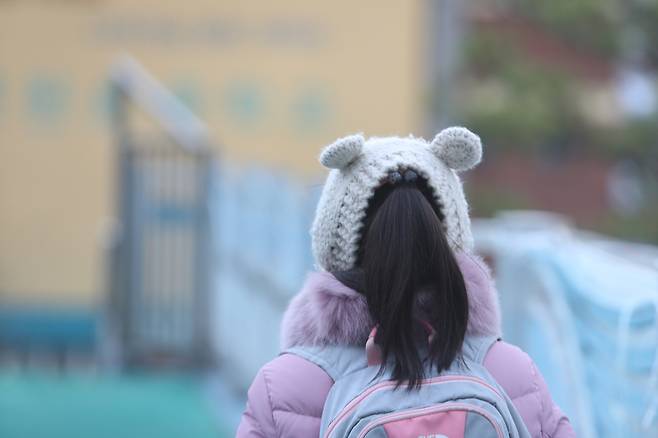 광주·전남 대부분 지역에 한파경보가 발효된 30일 오전 광주 서구 치평동 거리에서 한 아이가 귀여운 털모자를 쓰고 등교하고 있다. / 사진 = 연합뉴스
