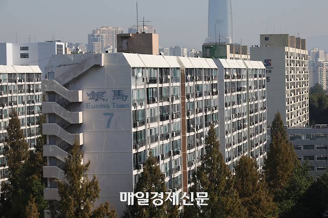건축 계획안이 통과된지 하루가 지난달 20일 오전 서울 강남구 은마아파트 단지의 모습. [박형기 기자]