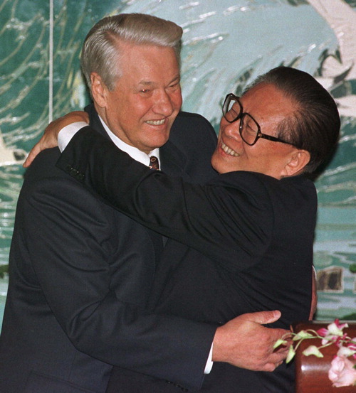 1997년 11월 10일 장쩌민 중국 국가주석이 베이징 인민대회당에서 중국을 방문 중인 보리스 옐친 러시아 대통령을 포옹하는 모습. 【AP연합뉴스】