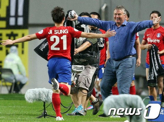 2012 K리그 올스타전 당시 거스 히딩크 감독과 2002 FIFA 한일 월드컵 포르투갈전 세리머니를 재연하는 박지성 / 사진=뉴스1