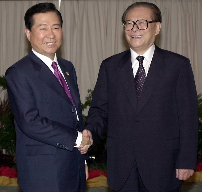 장쩌민 전 중국 국가주석이 30일 사망했다고 중국 관영통신 신화사가 보도했다. 신화통신은 30일 낮 12시 13분(현지시간) 장 전 주석이 백혈병 등으로 인해 상하이에서 치료를 받다 96세를 일기로 별세했다고 보도했다. 사진은 지난 2000년 11월 15일 장쩌민 중국 국가주석이 브루나이 오키드 가든 호텔에서 김대중 대통령과정상회담에 앞서 악수하고 있는 모습. [연합]