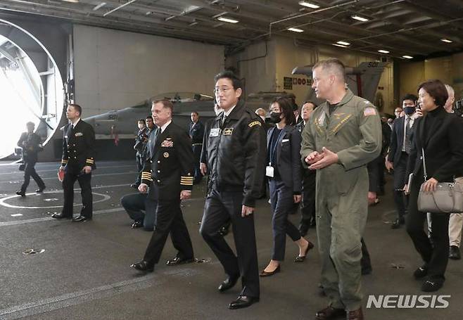 [사가미=AP/뉴시스]기시다 후미오 일본 총리(가운데)가 지난 6일 가나가와현 사가미만에서 열린 국제관함식에 참석했다. 미군의 항모 로널드 레이건호를 방문해 관계자에게 설명을 듣고 있다. 2022.11.30..