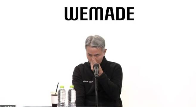 [서울=뉴시스] 장현국 위메이드 대표가 지난 25일 진행된 위믹스 상장폐지 관련 긴급 기자간담회에서 눈물을 흘리고 있다(사진=유튜브 캡쳐) 2022.11.29  *재판매 및 DB 금지