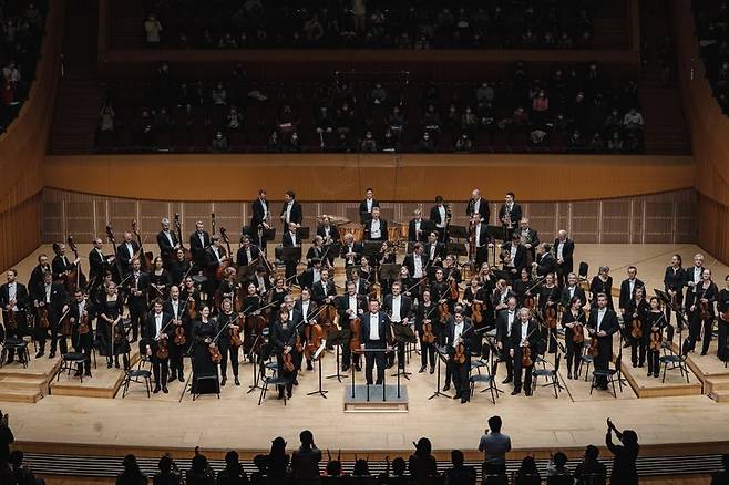 [서울=뉴시스]지난 28일 서울 송파구 롯데콘서트홀에서 열린 베를린 슈타츠카펠레 첫 내한 공연. 지휘자로 크리스티안 틸레만이 나섰다. (사진=마스트미디어 제공) 2022.11.30. photo@newsis.com *재판매 및 DB 금지