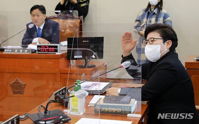 [서울=뉴시스] 고범준 기자 = 임이자 국회 환경노동위원회 국민의힘 간사가 30일 오전 서울 여의도 국회에서 열린 환경노동위원회 고용노동법안심사소위원회에서 '노란봉투법'(노동조합 및 노동관계조정법 개정안) 관련해 이수진 국회 환경노동위원회 더불어민주당 의원과 언쟁을 하고 있다. 2022.11.30. bjko@newsis.com
