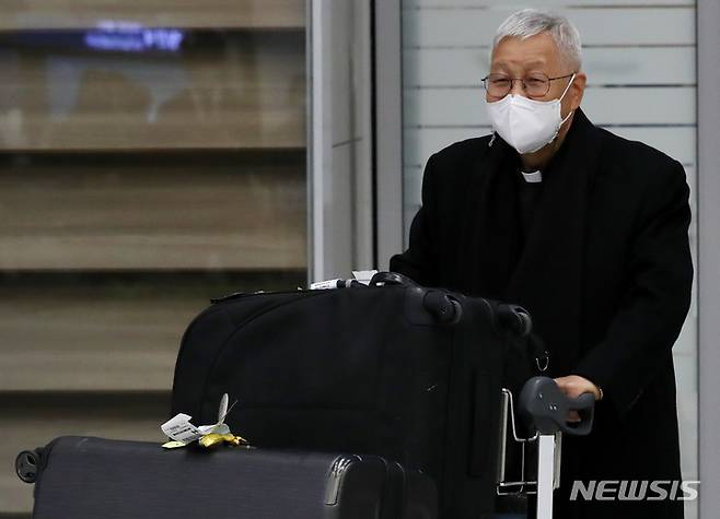[인천공항=뉴시스] 이영환 기자 = 교황청 성직자부 장관인 유흥식 라자로 추기경이 30일 오후 인천국제공항 제2여객터미널을 통해 귀국하고 있다. 2022.11.30. 20hwan@newsis.com