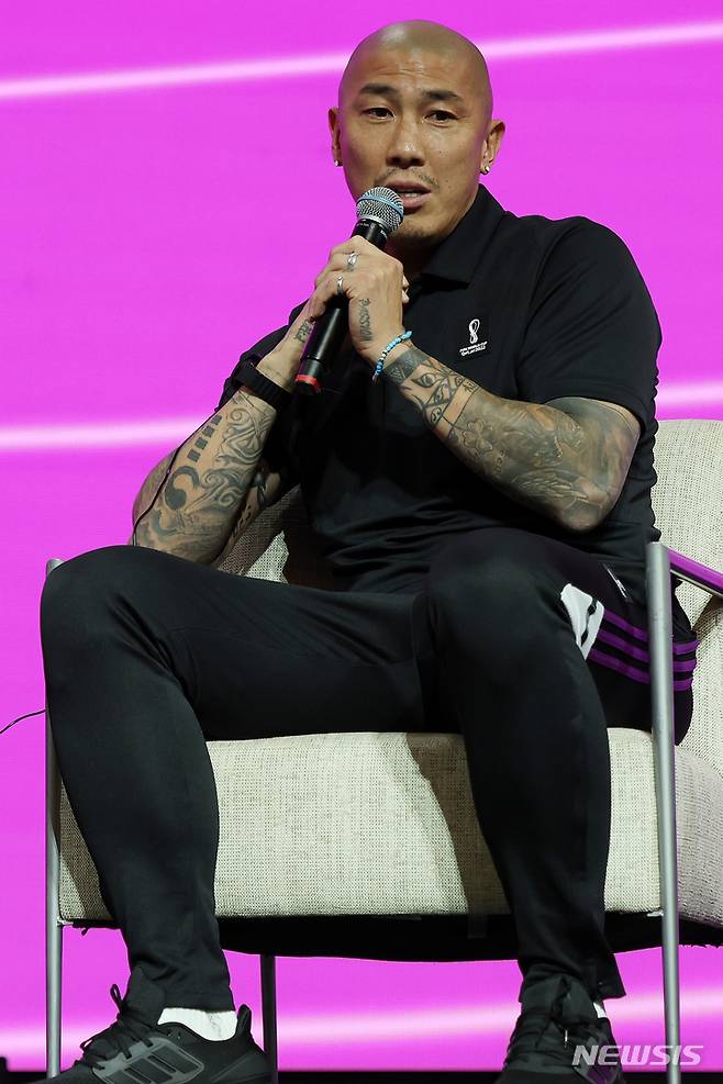 [알라이얀(카타르)=뉴시스] 백동현 기자 = 차두리가 30일(현지시간) 오전 카타르 메인미디어센터(MMC)에서 열린 국제축구연맹(FIFA) 기술 연구 그룹(TSG) 브리핑에서 발언하고 있다. TSG는 월드컵 경기를 분석하고 보고서를 만들어 대회 최우수 선수와 개인 수상자 선정 등에 관여하는 일을 한다. 2022.11.30. livertrent@newsis.com